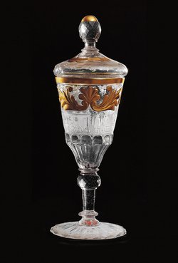 Deckelpokal mit Hafenansicht und Kauffahrteiszenen