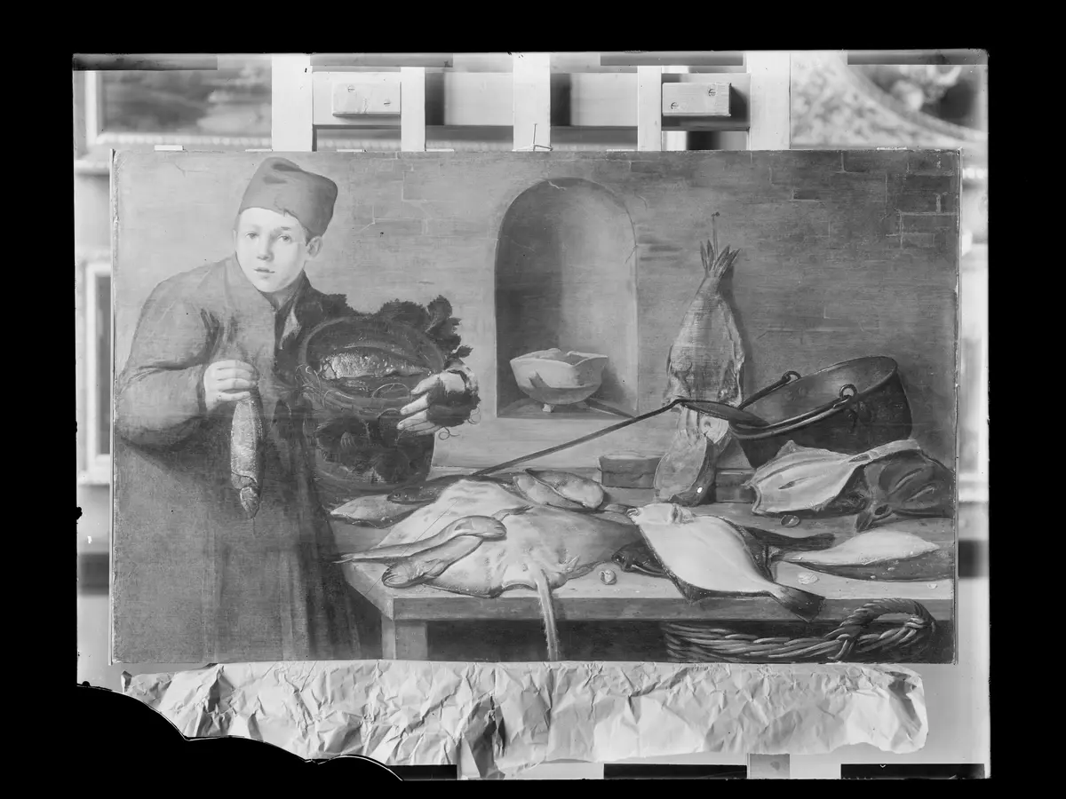 Knabe, Fische verkaufend