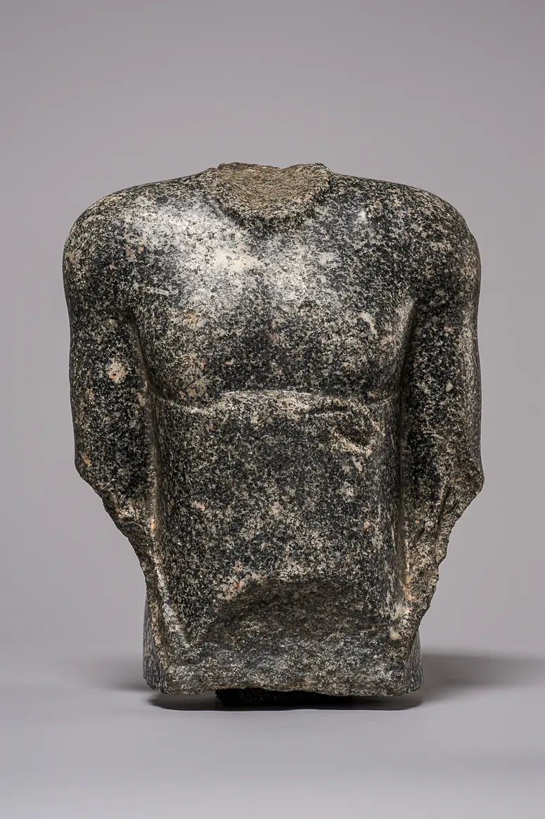 Torso einer stehenden (naophoren) Statue des Tsai-an-em-her-imu