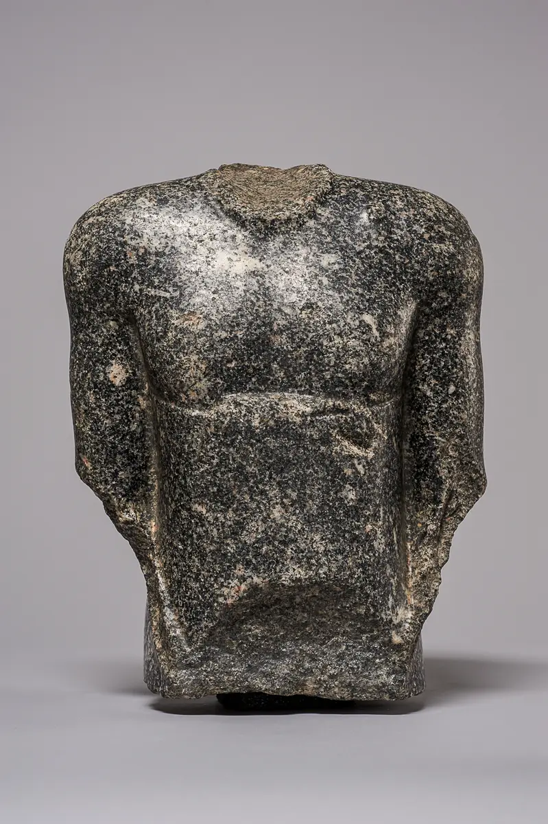 Torso einer stehenden (naophoren) Statue des Tsai-an-em-her-imu