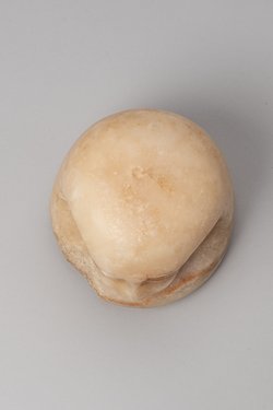 Kanopendeckel in Form eines Menschenkopfes