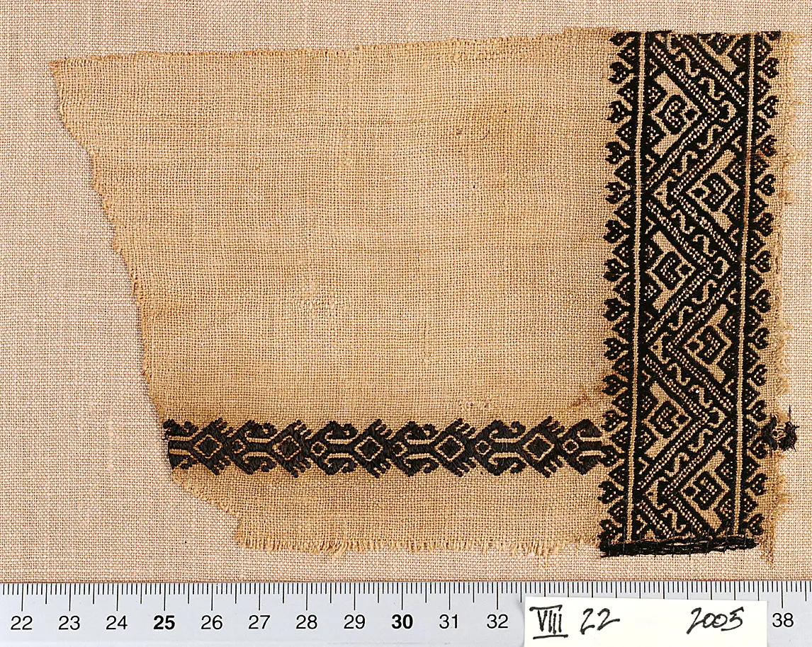 Leinenfragment mit Borten