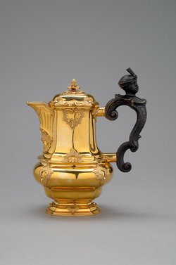 Schokoladekanne des Frühstückservices der Kaiserin Maria Theresia