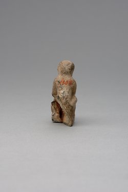 Hockender, nackter Mann, über seinem Phallus eine Stele haltend, fragmentiert