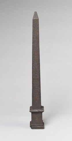 Miniaturnachbildung eines Obelisken von Sethos I. und Ramses II. aus Heliopolis