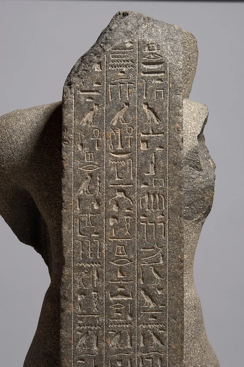 Fragmentierte Statue des Cha-em-waset