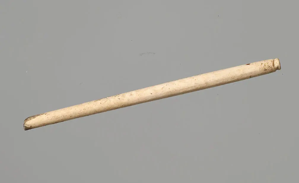 Schminkgefäß mit Deckel und Schminkstift