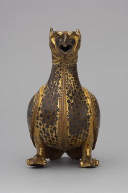 Aquamanile in Gestalt eines Greifen