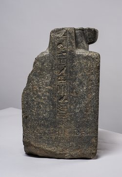 Fragment der Sitzstatue des Menu-nechet