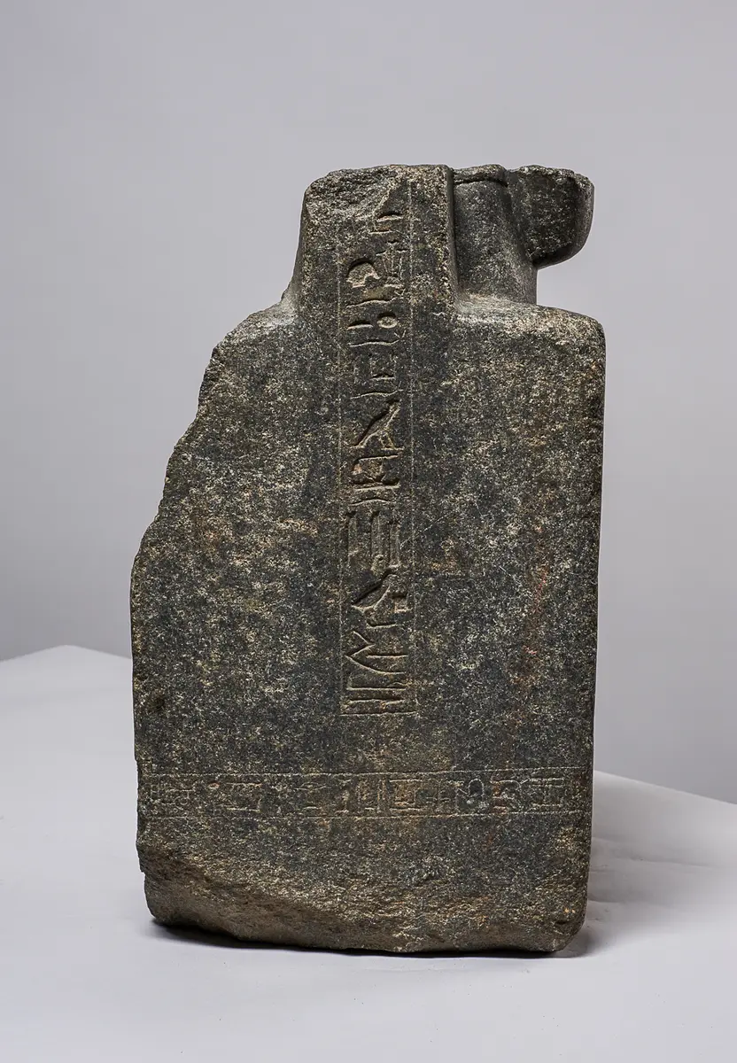 Fragment der Sitzstatue des Menu-nechet