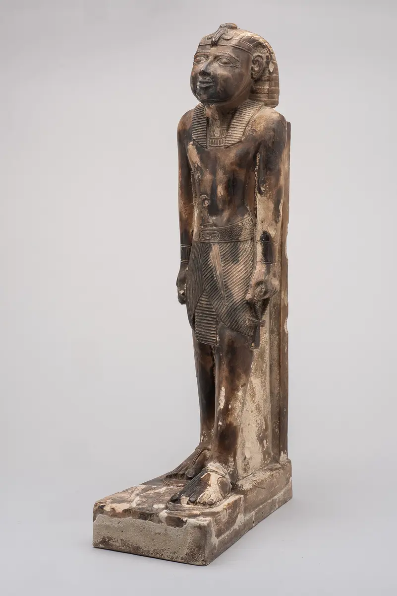 Statue eines schreitenden Königs