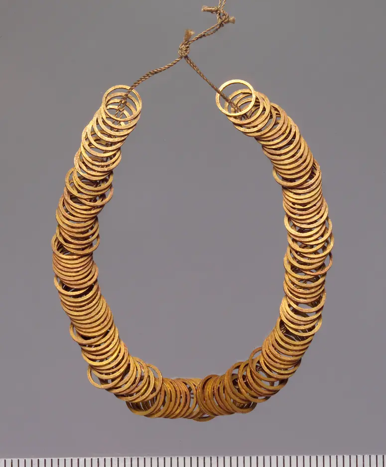 Kurze Kette aus Gold- und Metallringen