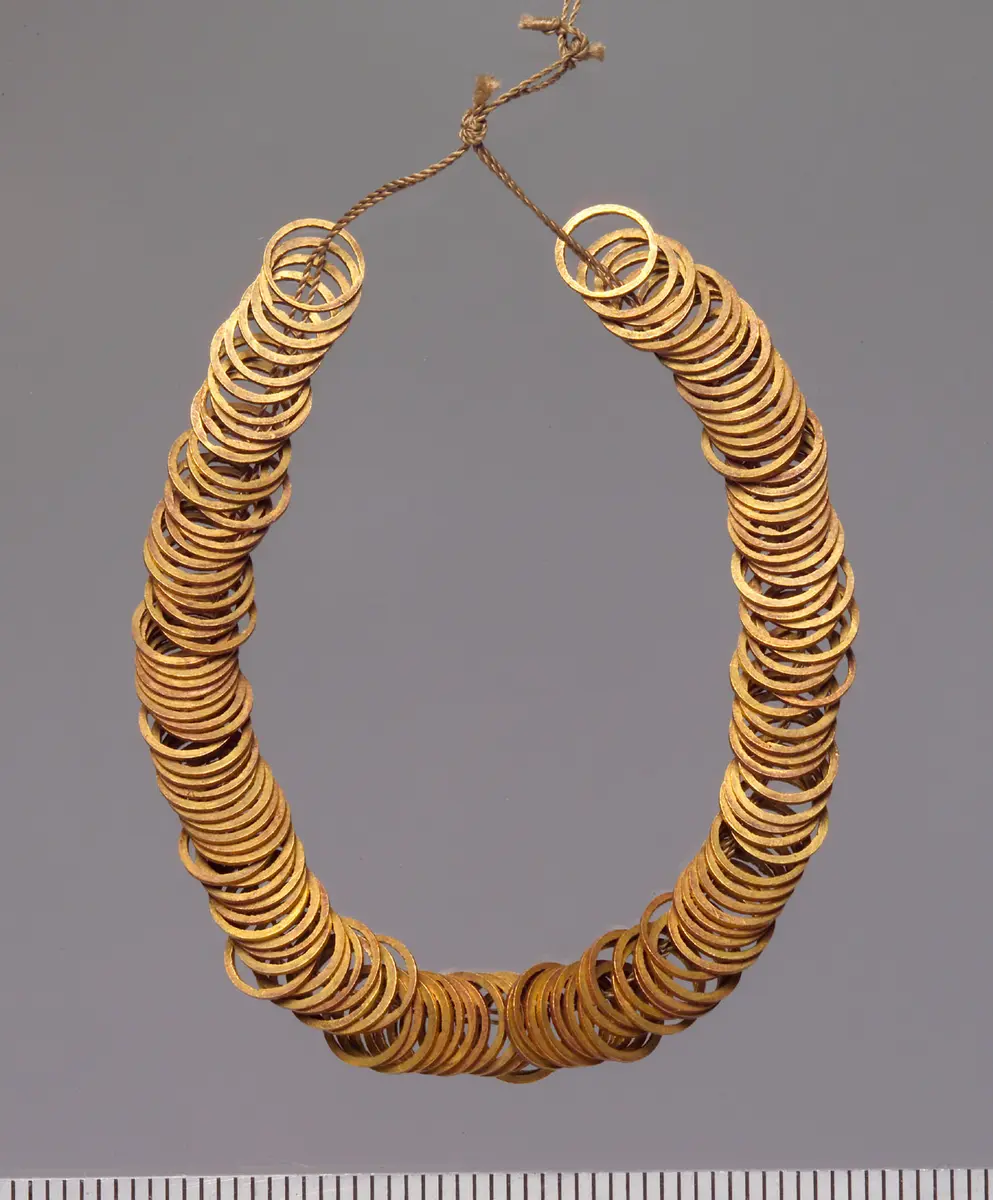 Kurze Kette aus Gold- und Metallringen