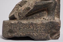 Unterteil einer knienden Statuette des Hor-em-achbit