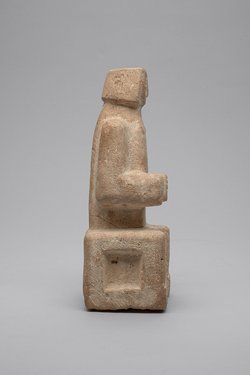 Figur einer sitzenden Frau