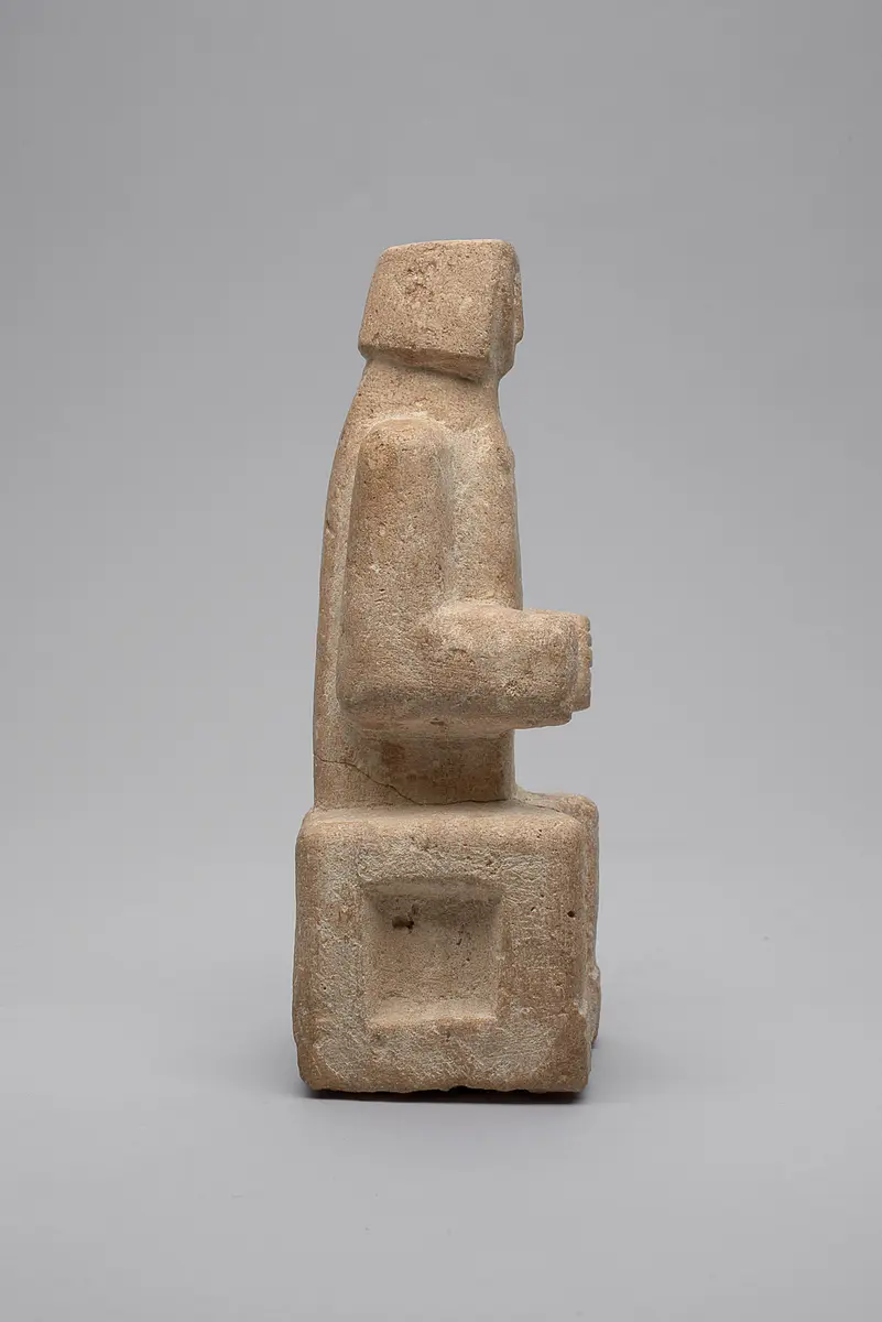 Figur einer sitzenden Frau