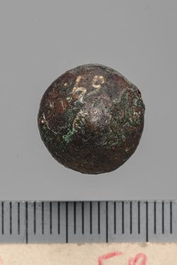 Kegelförmiges Objekt mit Inschrift