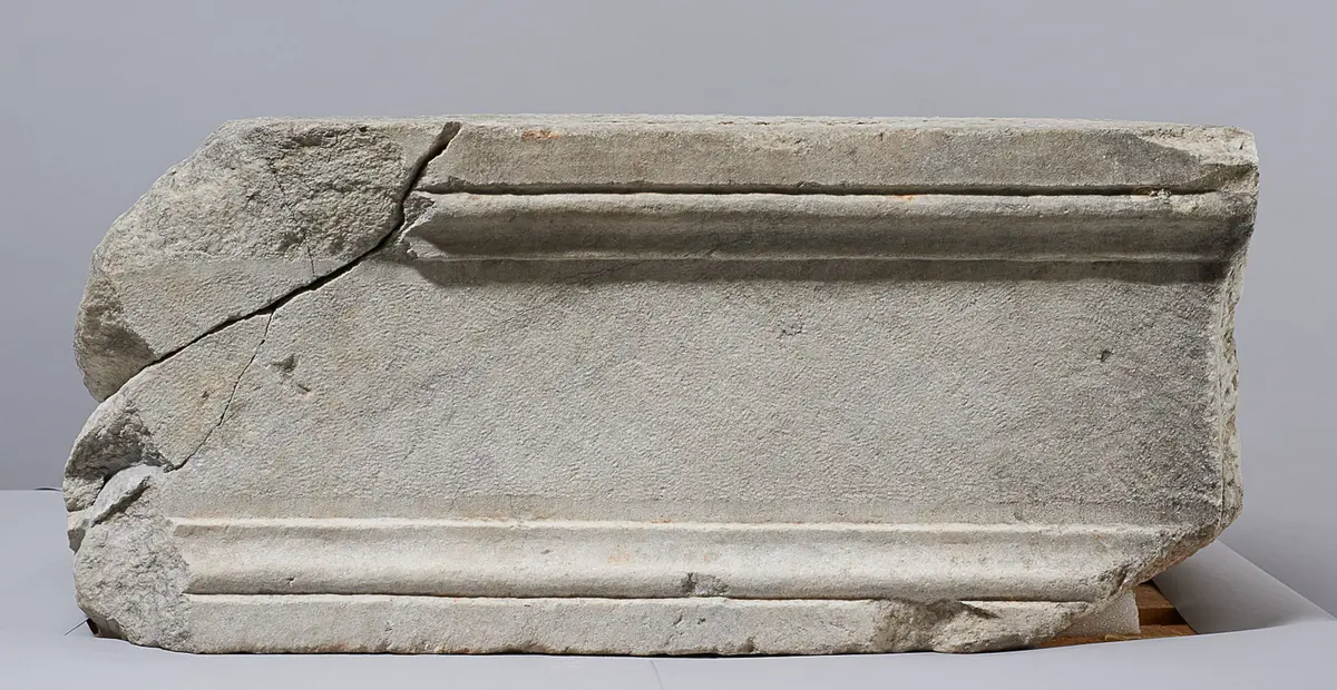 Statuenbasis des L. C. Phrugianos