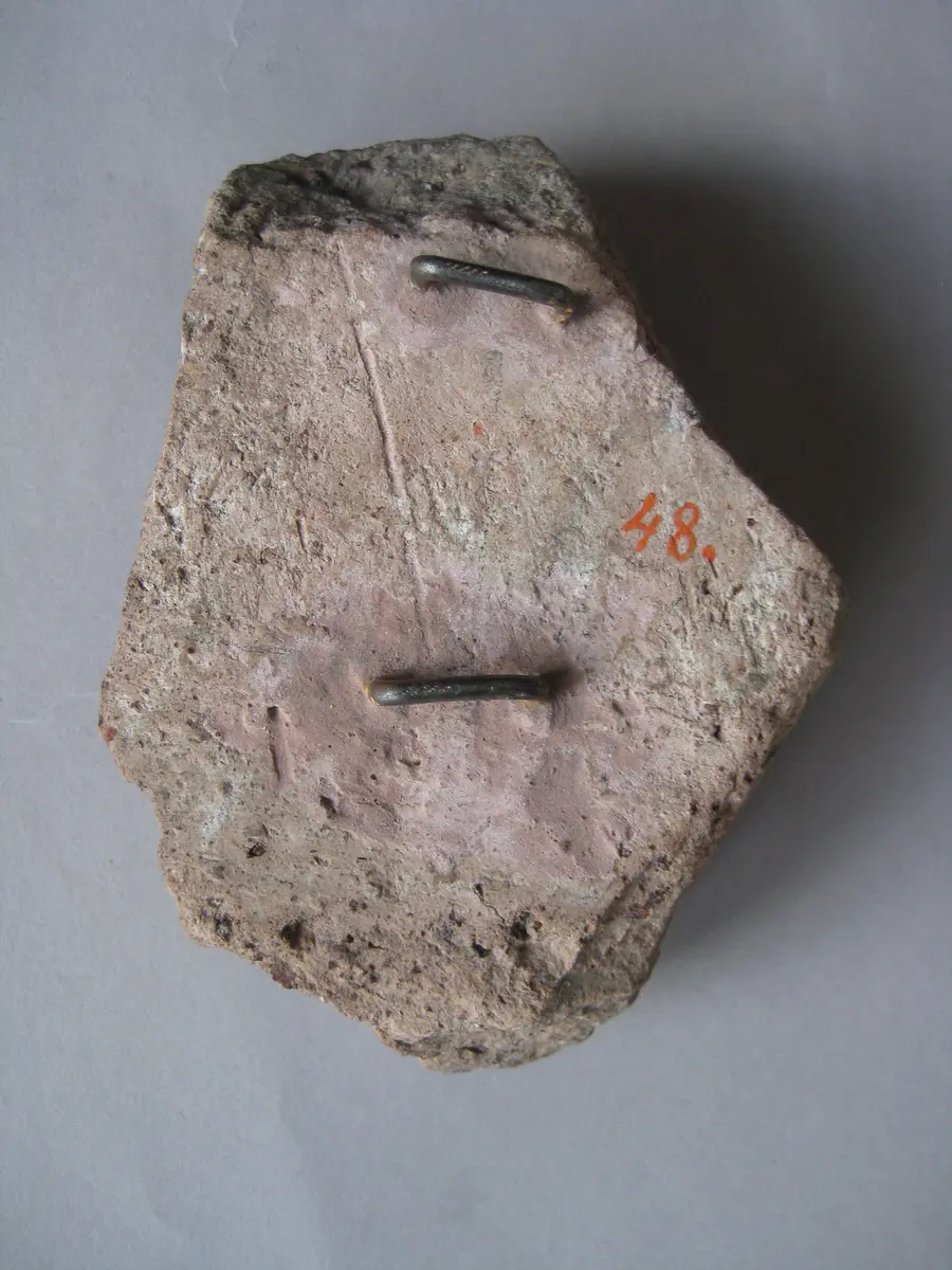 Fragment einer Sima: Erosknabe mit Fruchtgirlande