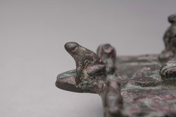 Kleine Opferplatte mit Opferndem, je zwei Affen, Fröschen und Löwen, zwei Ösen