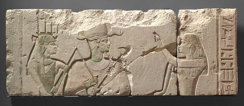 Reliefbruchstück mit Götterdarstellung