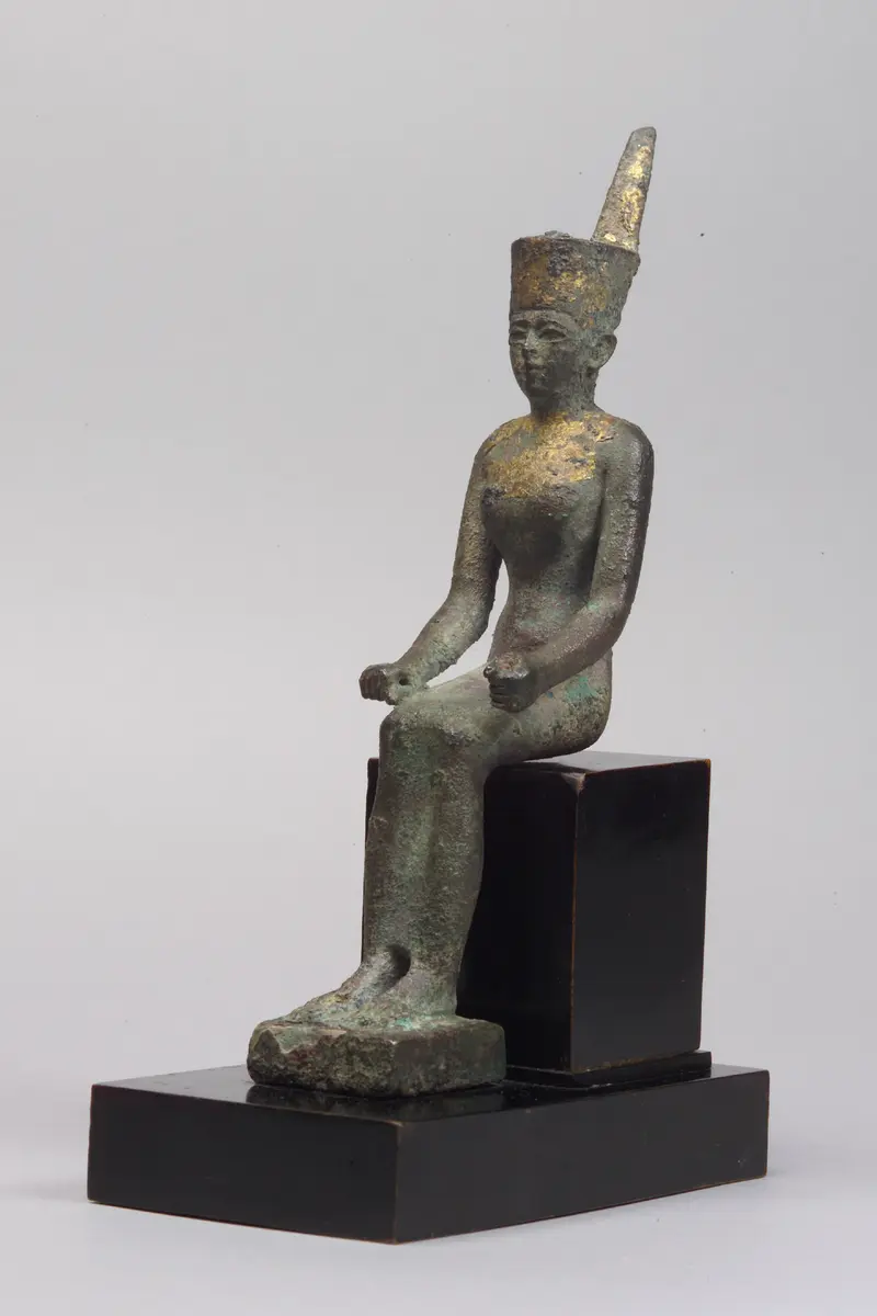 Thronende Göttin Neith