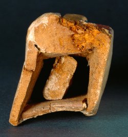 Obeliskenförmiger Behälter mit Osirisfigur