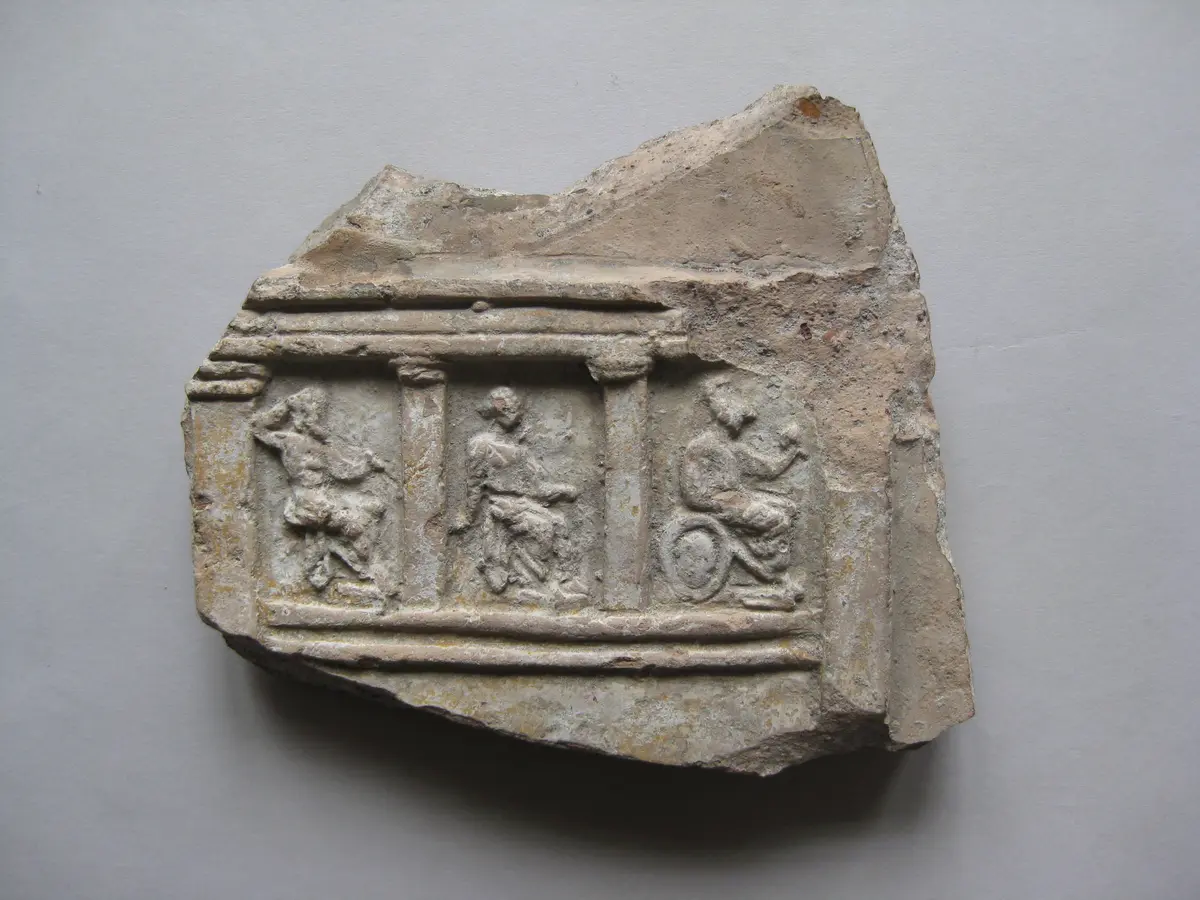 Fragment: Zeus, Hera und Athena in architektonischer Rahmung
