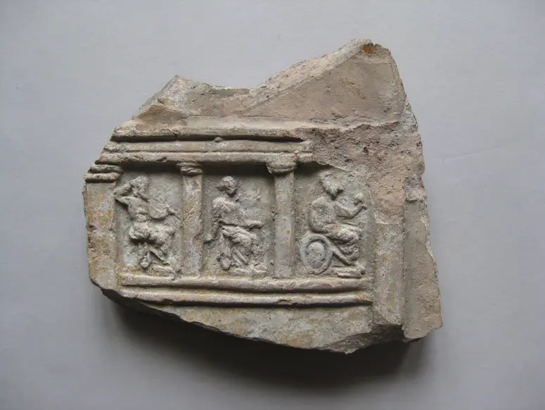 Fragment: Zeus, Hera und Athena in architektonischer Rahmung