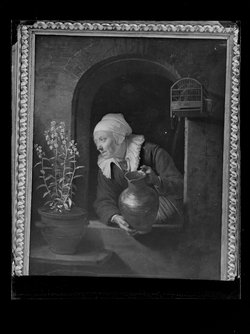 Alte Frau am Fenster, Blumen giessend