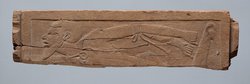 Fragment eines Fußschemels mit Feindesdarstellung