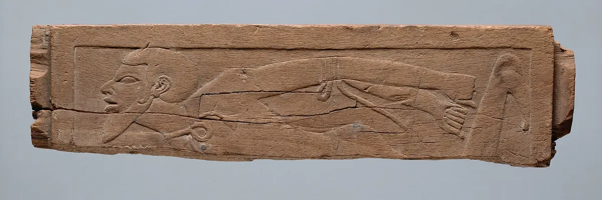 Fragment eines Fußschemels mit Feindesdarstellung