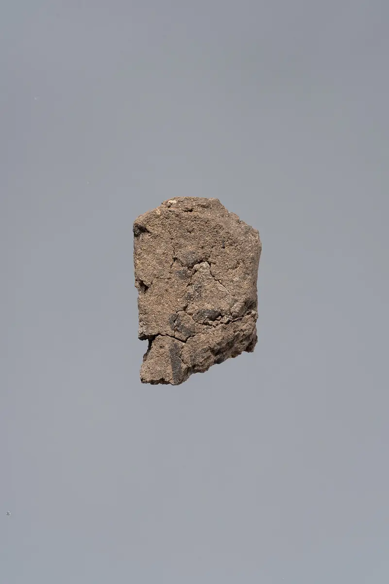 Fragmentierte Ächtungsfigur mit Aufschrift