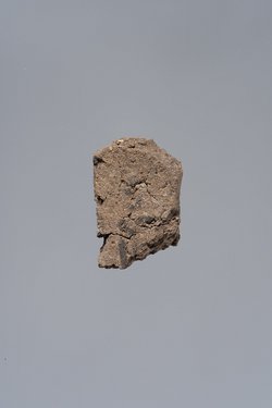 Fragmentierte Ächtungsfigur mit Aufschrift