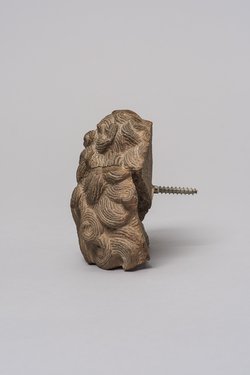 Fragmente einer Statuettengruppe: Jünglingsraubende Sphinx