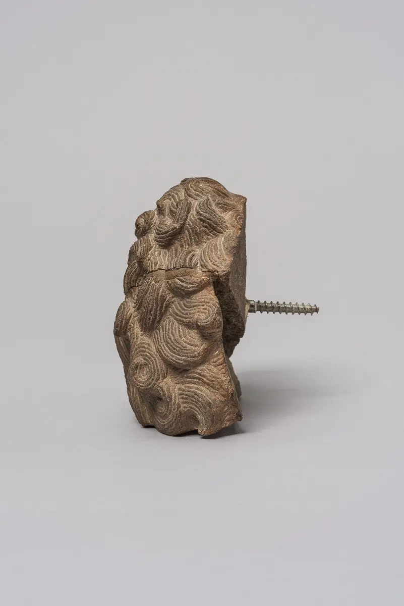 Fragmente einer Statuettengruppe: Jünglingsraubende Sphinx