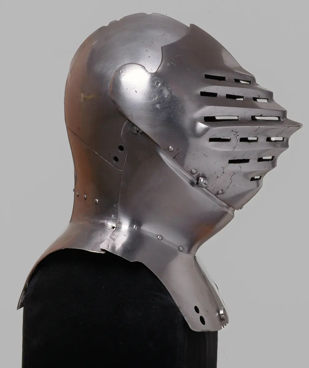 Fußkampfhelm