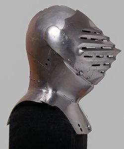 Fußkampfhelm