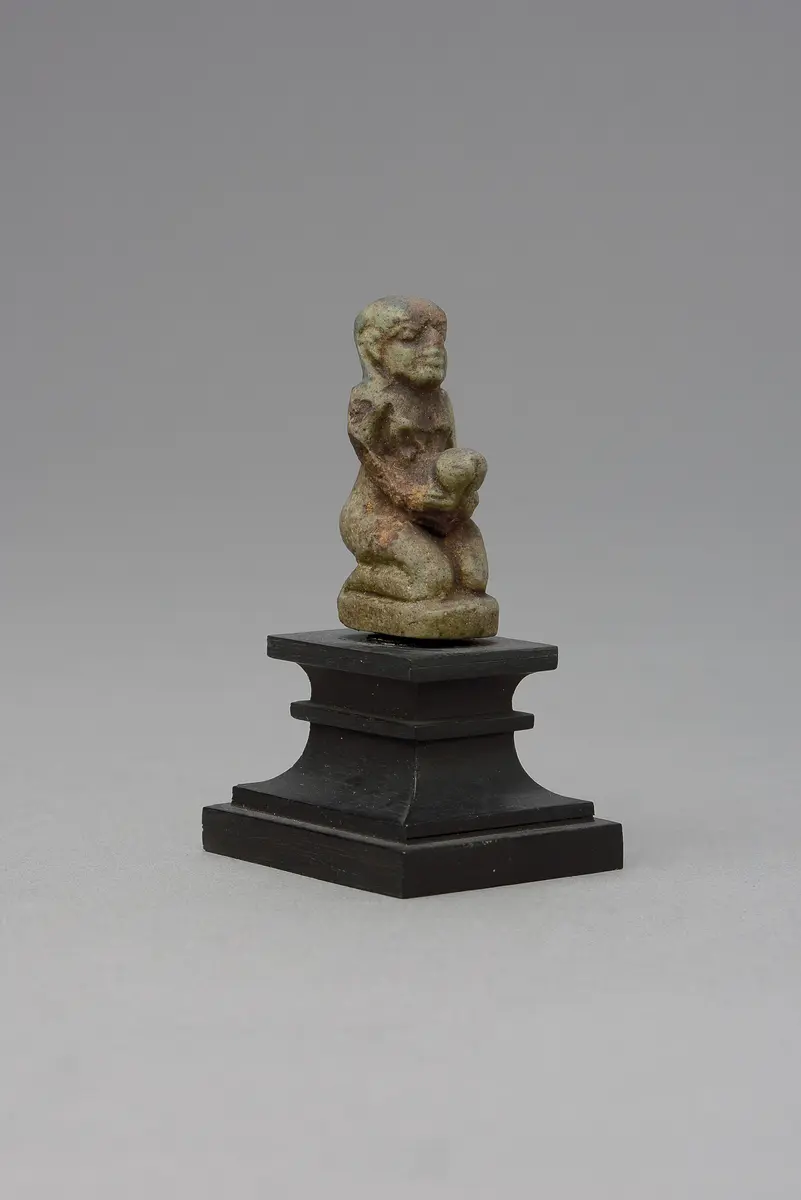 Figur eines knienden, nackten Mannes mit aufgerichtetem Phallus