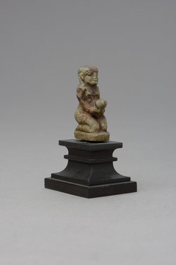 Figur eines knienden, nackten Mannes mit aufgerichtetem Phallus
