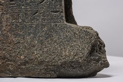 Fragment der Sitzstatue des Menu-nechet