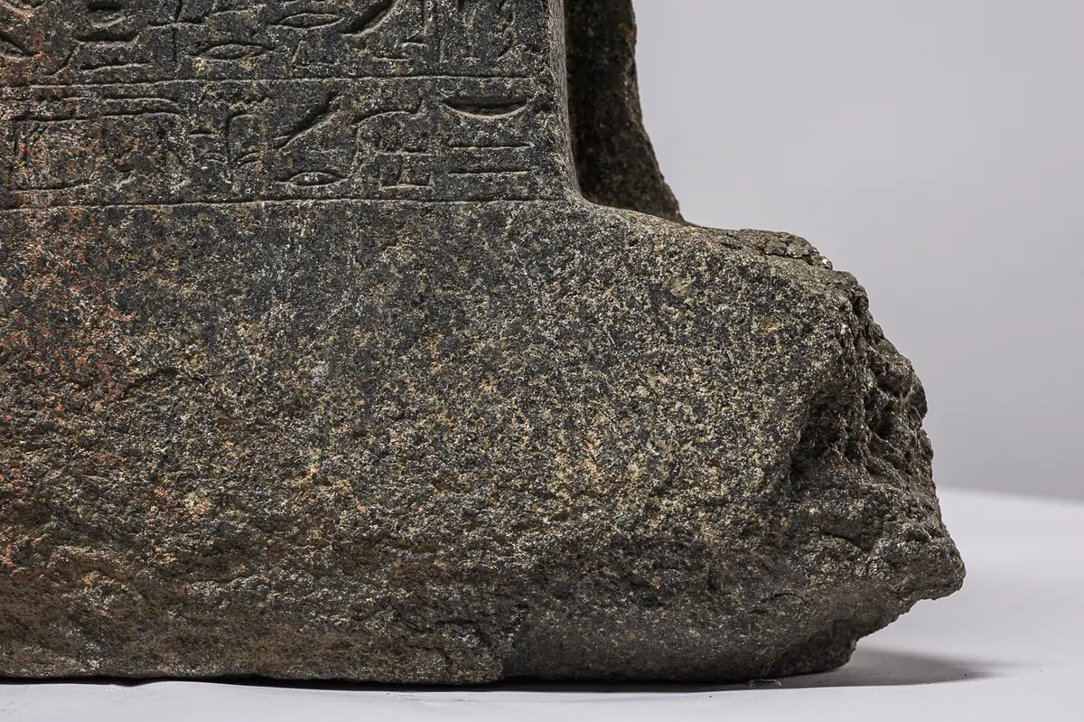 Fragment der Sitzstatue des Menu-nechet