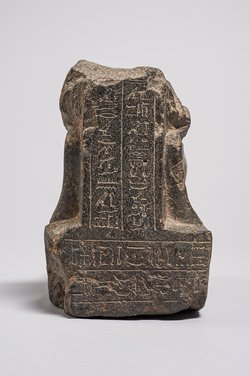 Unterteil einer knienden Statuette des Hor-em-achbit