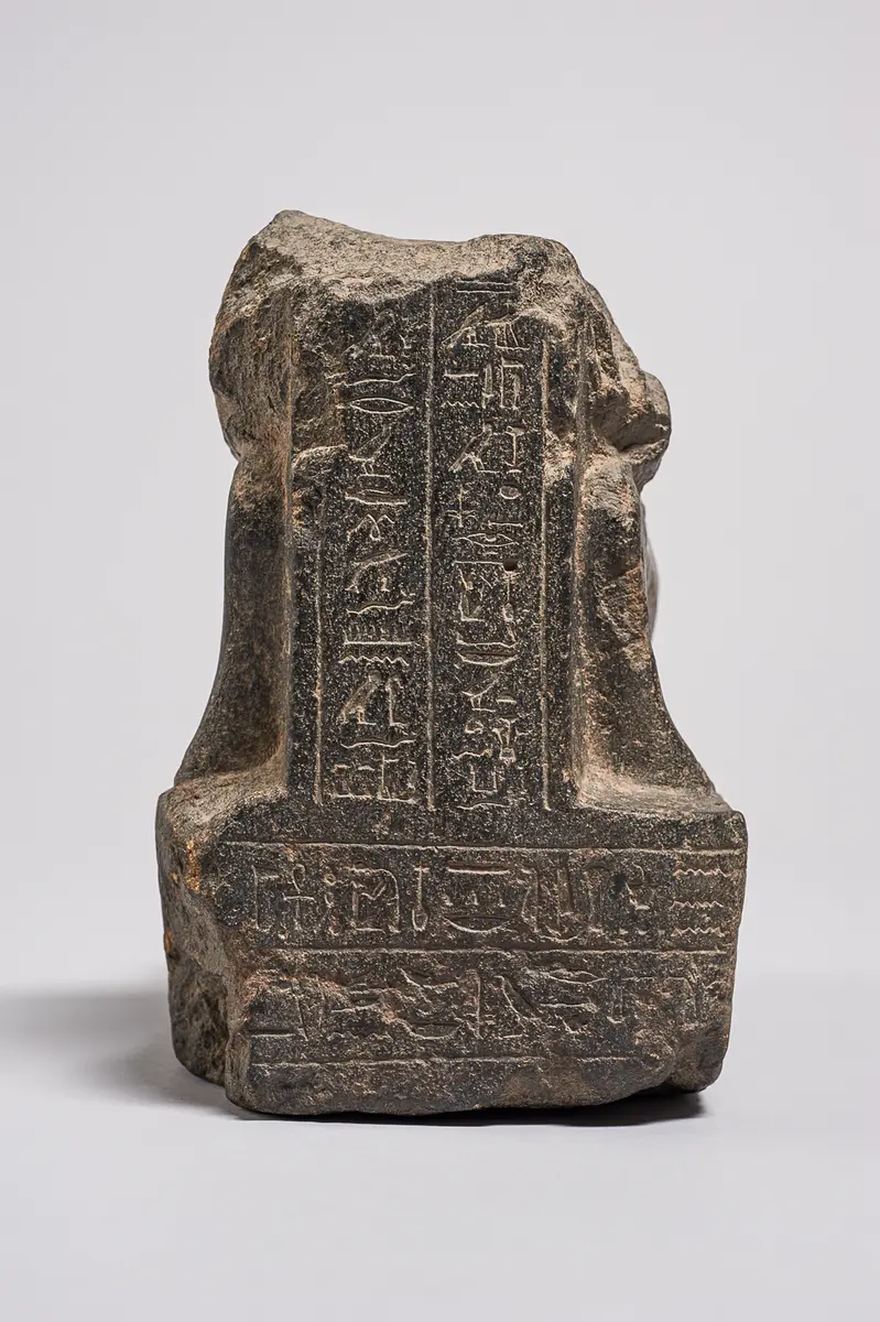 Unterteil einer knienden Statuette des Hor-em-achbit