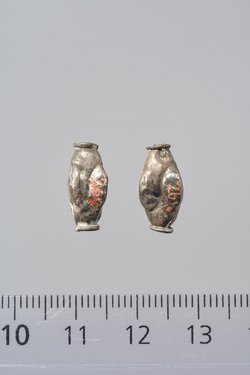 Zwei Silberperlen