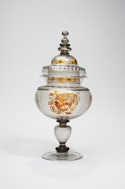 Vasenpokal mit gravierten und bemalten Köpfen