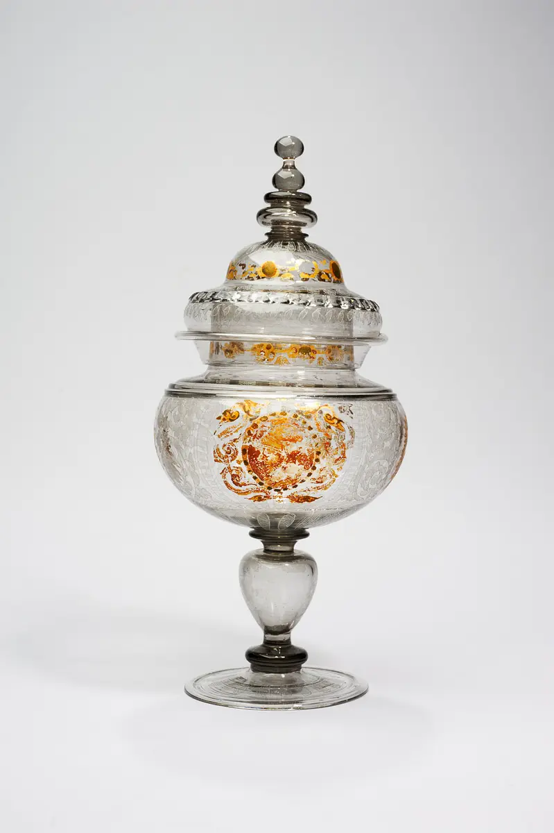 Vasenpokal mit gravierten und bemalten Köpfen