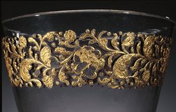 Kleiner Pokal mit Goldreliefdekor