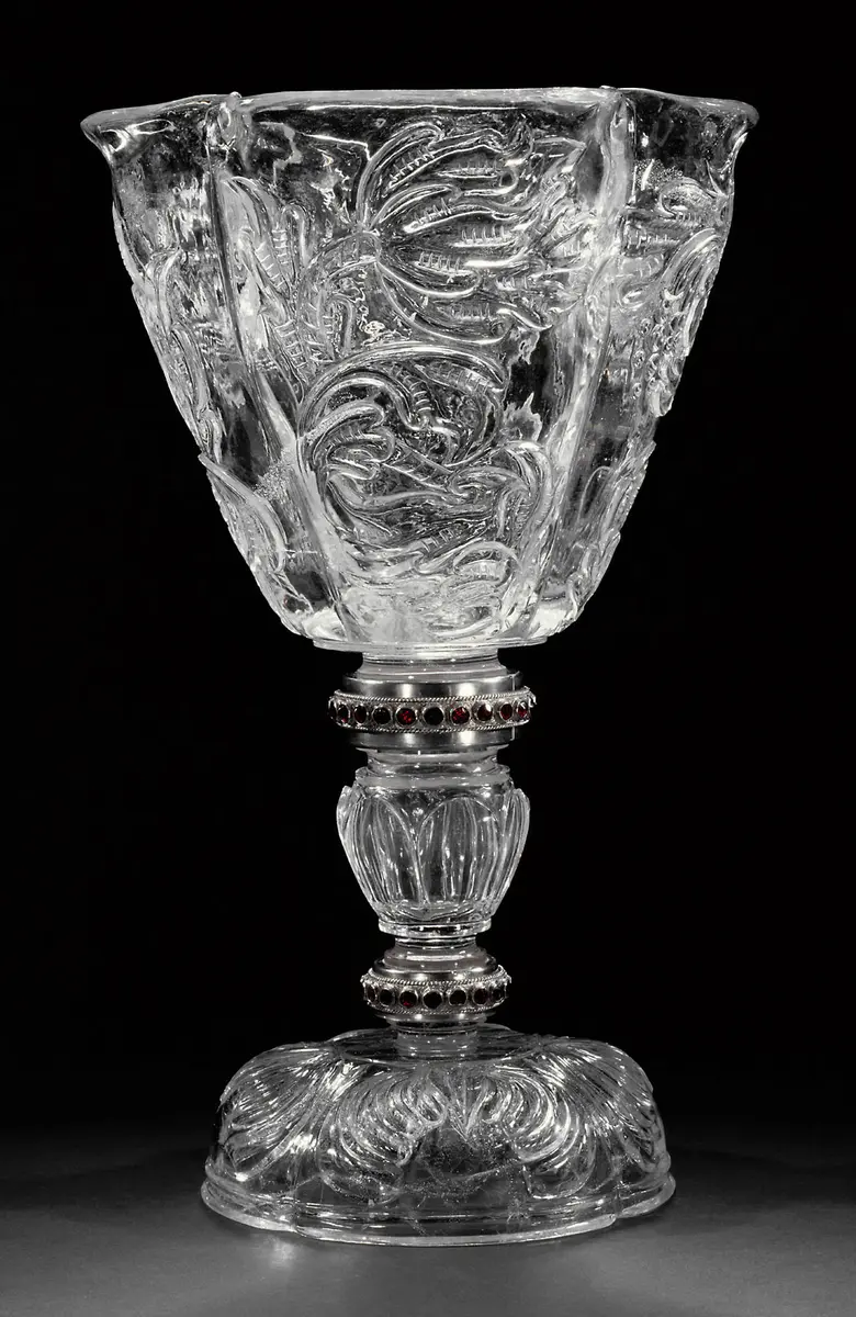 Großer Pokal mit Blumendekor