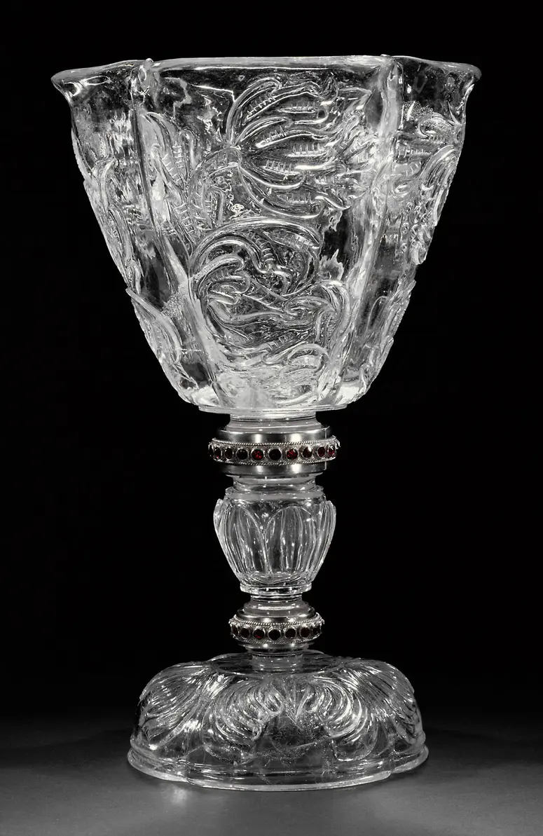 Großer Pokal mit Blumendekor